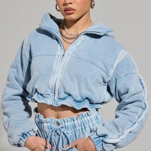 เสื้อแจ็คเก็ตครอปทรงบอมเบอร์ผ้าเฟรนช์เทอร์รี่แบบย้อมสีเอซิด แขนยาว แต่งขอบเอวแบบรูช พร้อมโลโก้สั่งทำพิเศษสำหรับฤดูใบไม้ผลิปี 2025 - Product Image 1