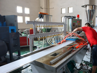 Ligne de production automatique de panneaux et de profilés de plafond en PVC à double vis avec moteur et boîte de vitesses certifiée CE