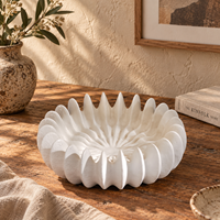 Bol décoratif en céramique crème avec un design de pétales sculptés, plateau irrégulier pour la décoration moderne de la maison