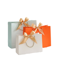 High-End Aangepaste Logo Dameskleding Handtas Corporate Kerst Nieuwjaar Souvenir Kraft Materiaal Gecoate Papieren Zakken