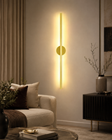 Applique murale LED verticale dorée de luxe, luminaire mural moderne pour la décoration de chambre d'hôtel, de salon ou de chambre à coucher
