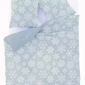 浅蓝色雪花图案被套和枕套，用于季节性装饰床上用品套装，带定制印花