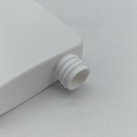 Vente en gros de bouteilles carrées plates en PE de 150ml/200ml pour cosmétiques crème solaire huile à presser avec pompe à rabat bouteille de crème pour lotion pour le corps