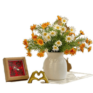 Fleurs de marguerites artificielles Kch dans un vase en porcelaine blanche pour la décoration de la maison, du salon et de la table à manger - Product Image 5