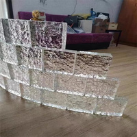 Des briques de verre à motif de cristal de glace décoratif architectural de haute qualité et des blocs de verre thermofusible sont utilisés pour les murs