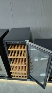 Enfriador de vino empotrado para interiores y exteriores ne-402-8, de una sola zona, con puerta de vidrio, pantalla digital, para 33 botellas. - Product Image 5