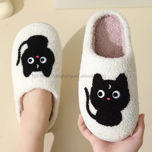 Vente en gros de pantoufles pour femmes en fourrure pelucheuse avec semelle TPR, vente directe en gros - Product Image 3