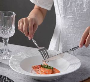 Assiette à pâtes en céramique et porcelaine écologique style Japandi noir et blanc 8" 10" Misonyo avec logo personnalisé en forme de chapeau de paille et glaçure sablée - Product Image 4