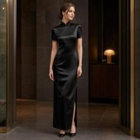 Qipao pengantin gaya Cina baru, satin hitam, potongan ramping, lengan pendek, kerah mandarin, detail manik-manik, detail piping, belahan samping, panjang, MOQ kecil, pesanan khusus.