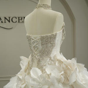 Vestido de Novia Moderno Estilo Sirena con Volantes y Flores, Modelo GT26043, con Cola de Capilla, Decoraciones de Encaje y Cristales, y Sobrevestido - Product Image 6