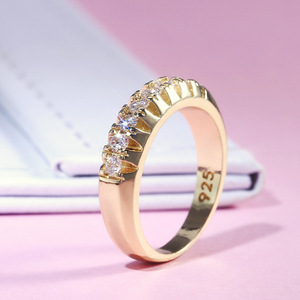 Anello con Barra di Cristallo Geometrica a Fila Singola per Donne, Tono Dorato, Accessorio Minimalista per Uso Quotidiano - Product Image 2