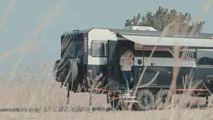 Nueva Versión <span class=keywords><strong>de</strong></span> Remolque <span class=keywords><strong>de</strong></span> Viaje Todoterreno Confortable, Caravana <span class=keywords><strong>de</strong></span> Lujo para Acampar <span class=keywords><strong>con</strong></span> Sistema Completo <span class=keywords><strong>de</strong></span> Agua y <span class=keywords><strong>Electricidad</strong></span> - Product Image 2