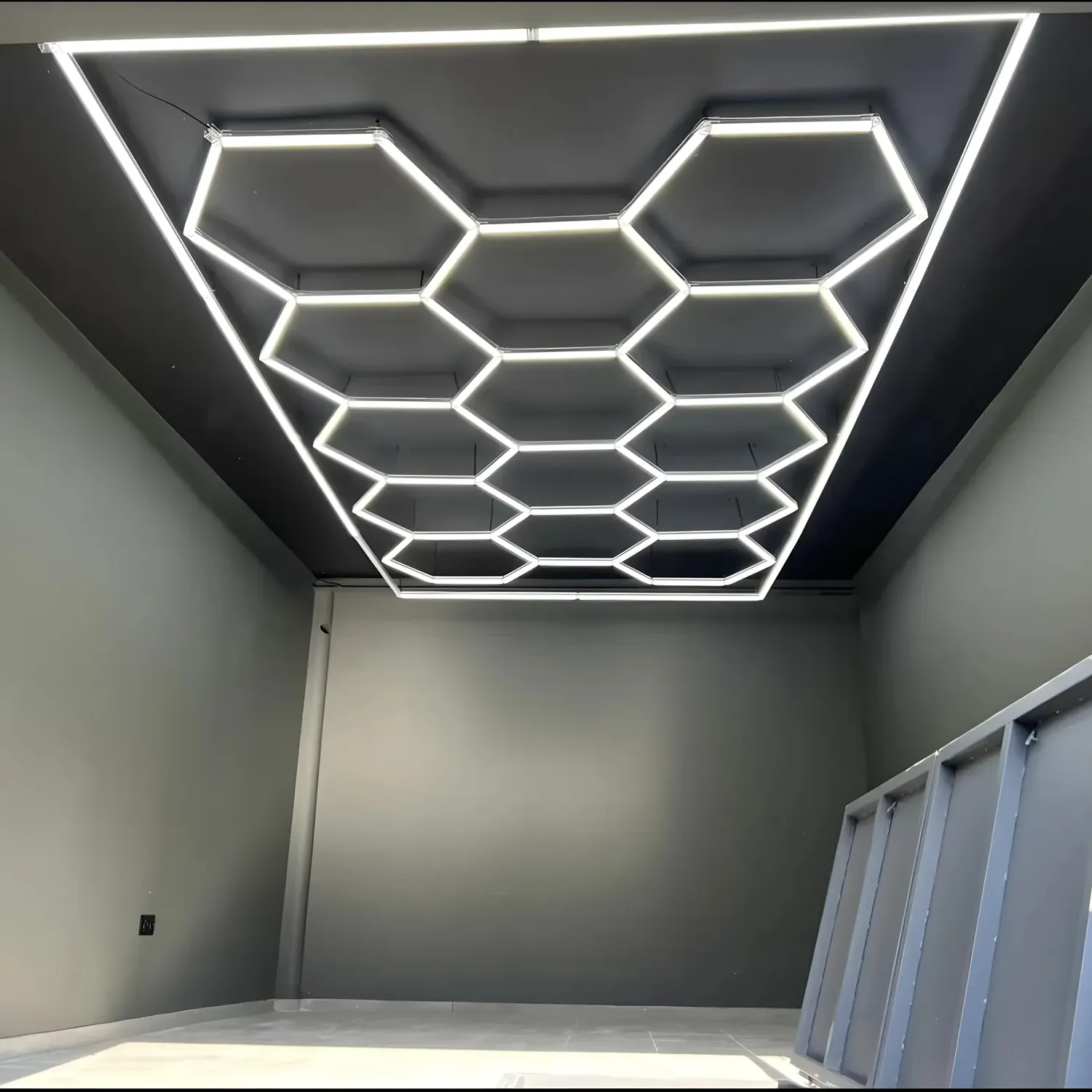 कार कार्यशाला के नेतृत्व में लाइटें ऑटो ने हेक्सागोन आकार ग्रिड सिस्टम की दुकान कार्यालय क्लब हनीकॉम्ब दीवार प्रकाश