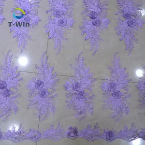 Venta al por mayor tela de encaje de tul púrpura flor 3D con decoración de perlas de lujo Material de poliéster vestido bordado cuentas tela de encaje