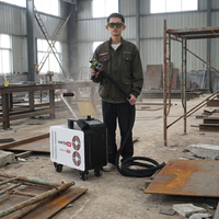 Nettoyeur laser à fibre pulsée portatif refroidi par air pour l'élimination de la rouille et de l'oxyde, traitement des surfaces en bois