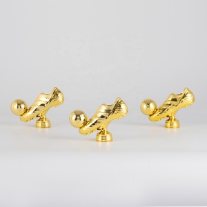 GZ30 Trophée de sport en plastique Figure Chaussures de football Football Bottes dorées Figurine avec ballon - Product Image 2