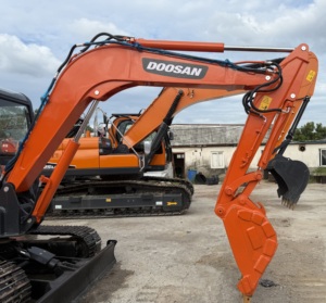 Mini excavadora Doosan DH55 usada y económica con motor original, sin fugas de aceite, buen rendimiento, ideal para renovación de jardines y casas. - Product Image 3