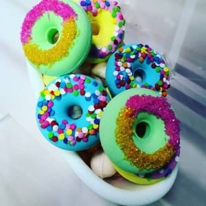 Vente chaude 2026 Bombes de bain Cunke véganes, biologiques et écologiques au beurre de karité et à la rose, effervescentes, en forme de beignet, personnalisables sous marque privée - Product Image 1