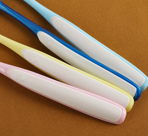 بيع بالجملة من المصنع أداة علاج العناية بالأسنان للقطط الأليفة الصحية أداة تنظيف الكلاب البلاستيكية الصديقّة الصديقّة ميزة مخزنة - Product Image 2