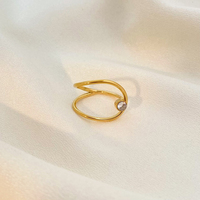 Bague géométrique en forme de ligne incrustée de zirconium joyas de acero inoxidable al por mayor Bague en acier titane plaqué or