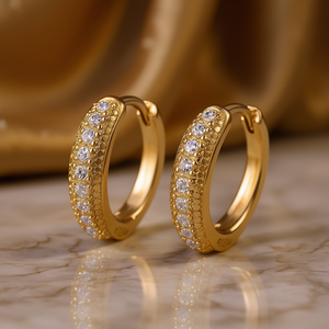 Orecchini a Cerchio in Oro Massiccio 18K Ania Haie con Diamanti Rotondi Incastonati a Canale, Gioielli Classici da Donna per Uso Quotidiano - Product Image 2