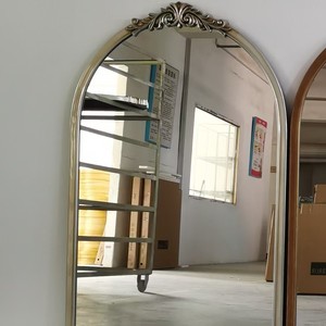 Miroir mural décoratif en métal de style Mid-Century Modern, motif sculpté français, forme arquée, installation facile, sans électricité, pour salle de bain - Product Image 4