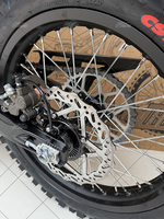 Vélo de course électrique polyvalent pour adultes 2026 Surron Ultra Bee, équipé de plusieurs modes de puissance et d'une vitesse exceptionnelle de 95 km/h