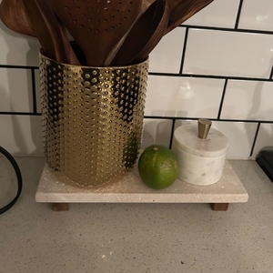 Vassoio di Servizio Rettangolare in Travertino Naturale con Piedini per Bagno, Vassoio Decorativo Beige con Base, Supporto per Stoccaggio in Cucina - Product Image 4