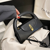 Nouveau sac fourre-tout décontracté de niche avec fermeture éclair, trois sangles, sac à main haut de gamme polyvalent pour femme en PU avec doublure en polyester