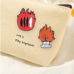 Broche émaillée 'Yo Soy El Que Soy' avec illustration biblique religieuse 'Burning Bush', flamme <span class=keywords><strong>orange</strong></span> et quatre personnages enflammés, bijou - Product Image 1