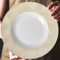 En gros, Ensemble de vaisselle en porcelaine fine avec assiettes de présentation à rayures dorées et bordure dorée, pour Mariage, Restaurant, Maison