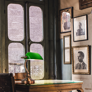 Lampe de bureau Newrays en verre mat blanc avec interrupteur à chaînette, prise intégrée, abat-jour en verre vert, lampe de banquier - Product Image 2