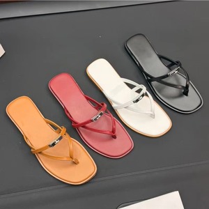 Vente en gros de tongs confortables antidérapantes pour femmes et de sandales plates de créateurs, pour l'été, la plage et les activités de plein air - Product Image 5