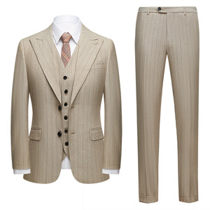 Nuevo Traje de Hombre de Tres Piezas con Dos Aberturas en la Espalda, Tallas M-4XL, Versión Coreana, Ajustado, a Rayas, Color Café Claro, Informal - Product Image 1
