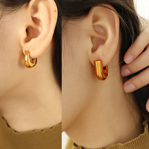ต่างหูทรงตัวยูทันสมัย ดีไซน์เรขาคณิต ทำจากโลหะผสมสังกะสีสีทอง สำหรับผู้หญิง เครื่องประดับโดดเด่น - Product Image 4
