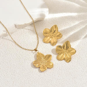 2025 nuevo collar y pendientes llamativos dorados con diseño de flores de alta calidad al por mayor, conjunto de joyas florales para eventos especiales de boda - Product Image 4