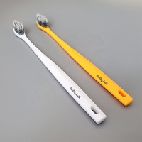 Brosse à dents élégante de forme géométrique à poils en spirale doux de couleur bonbon avec tête de brosse en diamant