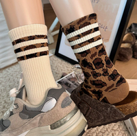 Chaussettes pour femmes en jacquard à rayures léopard, coton peigné 200N, douces et élégantes, pour les fêtes, le sport et l'usage quotidien, chaussettes amusantes personnalisées