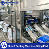 Ensemble complet de machines de remplissage, de bouchage et de scellage pour bouteilles, pour petites usines de production de boissons.