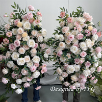 Arche florale élégante rose écoresponsable IFG avec roses et verdure pour la décoration de scène de mariage, de Noël et de fête de remise des diplômes
