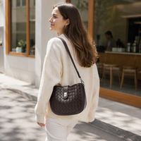 Sac de selle en cuir tressé Intrecciato personnalisé, marron foncé, avec fermoir rotatif, sangle détachable, vente en gros directe usine, OEM ODM