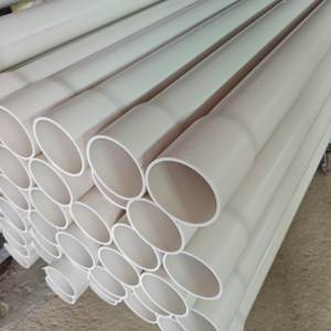 Tuyau <span class=keywords><strong>perforé</strong></span> en PVC haute pression durable avec géotextile pour le drainage et la séparation du sable dans les systèmes de pistes de course - Product Image 4