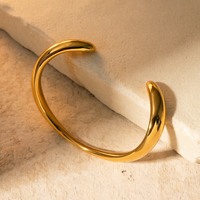 Bracelet ouvert en acier inoxydable plaqué or 18 carats pour femmes, bracelet manchette irrégulier avec perle, bijoux minimalistes de luxe