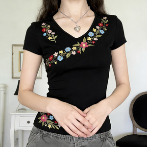 Camiseta con cuello en V y bordado floral colorido para mujer, top informal de manga corta y corte ajustado - Product Image 4