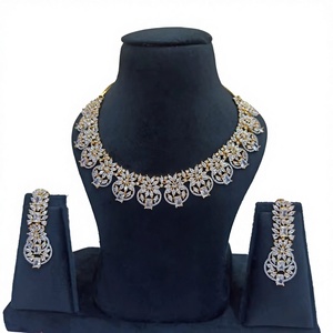 Ensemble de bijoux de mariée élégant et classique, effet diamant CZ, plaqué or, boucles d'oreilles et collier chandelier pour mariage et soirée - Product Image 1