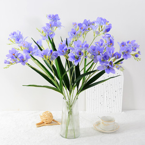 Fleur artificielle de freesia en PVC, idéale pour la décoration de mariage, la maison et les accessoires de photographie en extérieur - Product Image 1