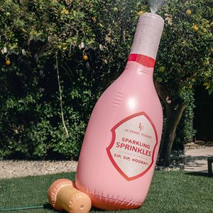 Aspersor inflable con forma de botella de vino de 170x60cm, juguete de PVC para rociar agua en fiestas de verano al aire libre - Product Image 4