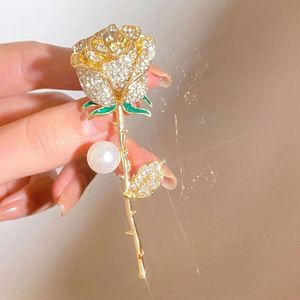 Elegante broche coreano de rosas con cristales exquisitos, chapado en plata, para decoración de abrigos y trajes. - Product Image 1