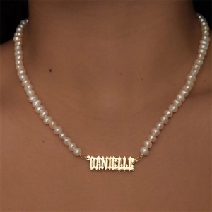 Collier ras du cou personnalisé en acier inoxydable plaqué or avec pendentif nom et chaîne de perles pour femme - Product Image 4