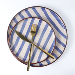 Ensemble de vaisselle à bande bleue faite à la main, 16 pièces, assiettes en céramique peintes à la main, vaisselle avec bordure en terre cuite - Product Image 3